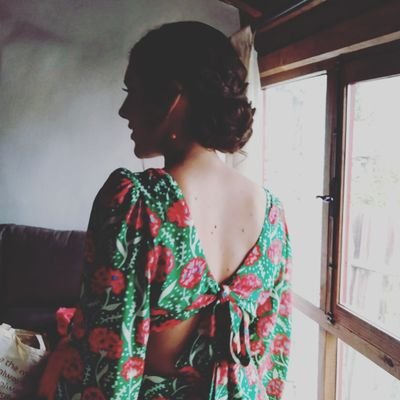 SanCarbajo's profile picture. Periodista haciendo 'branded'. Gestiono mi espacio y tiempo como buenamente puedo. Un día fui errante y bailarina. Ahora solo, colchonera y ornitofóbica.