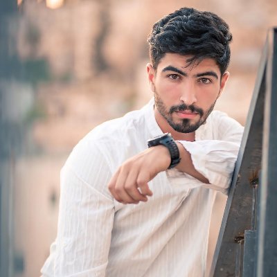 Leon29431494's profile picture. акушер