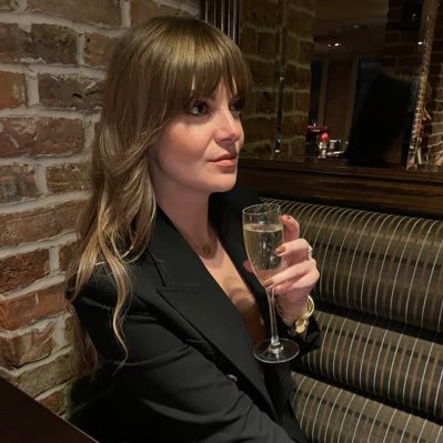 AnnaKozlowska_'s profile picture. Just a #browneyedgirl in Converse, fuelled by business, music & fast cars ♡ #sunpowered