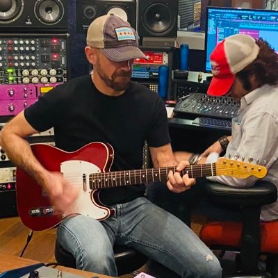 Dad. Singer/songwriter. Likes guitars. https://t.co/unFXo6MeGQ