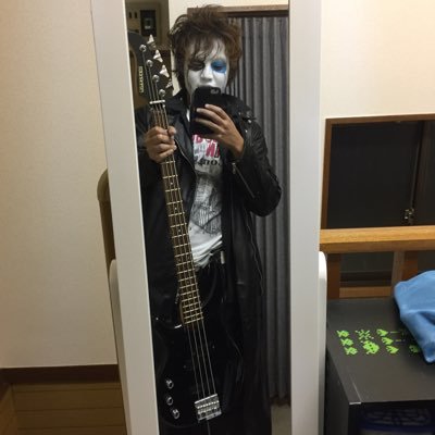 亡くなってからさまよってる 悪魔かお化け👻? いわばアンデット! 興味持ったことに呟くアカウント! ちょっとでも気になった方 フォロー宜しくです。 こっちも気になったらフォローしまーす @andeisu2 裏アカウント