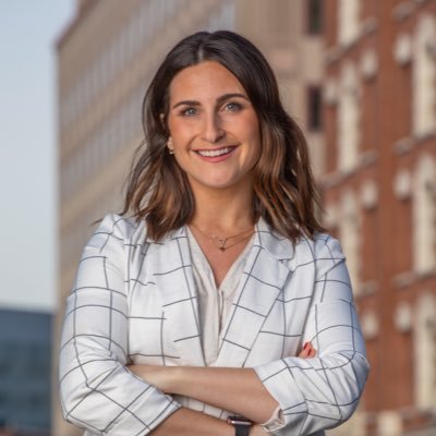 Internal Comms Manager @johnsonandwales 👩🏻🏫 • transitioned from TV News reporter 🎤 • @cyclebarpvd Instructor 🚴🏻♀️ • @hodakotb once called me cool💁🏻♀️