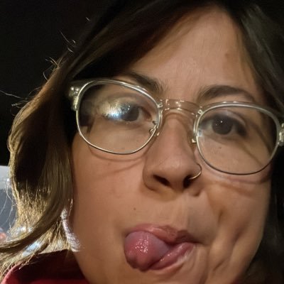 Mexicana con tendencias suicidas y carcajadas intensas. Desobediente y bruja. #BadFeminist