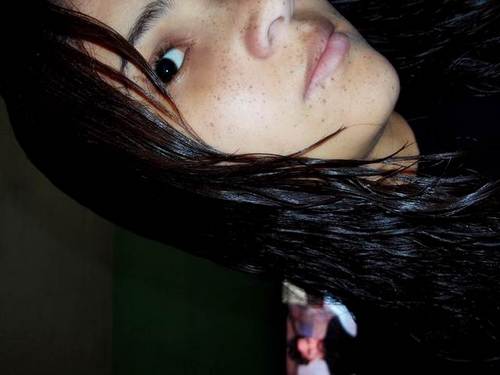 Sou Complexa, sou Mistura, sou mulher com cara de menina E vice-versa.Me perco, me procuro e me acho.E quando necessario deixo rolar '-'