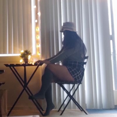SHE/HER
High on caffeine.
Hoe for poetry.
Will you write me letters?