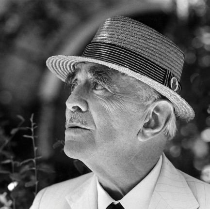 MujicaLainez_'s profile picture. Cuenta destinada a celebrar la obra de Manuel Mujica Lainez.
•
Mis amigos me llaman Manucho.