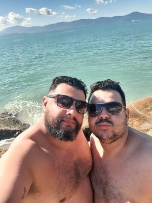 Um casal de ursos afim de novas amizades, trocas de experiências, divulgação e retweets de videos para maiores...