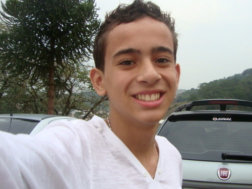 eu sou simples, descomplicado, rapido! gosto de brincar, rir me divertir. afinal, quem não gosta? sou amigo, companheiro e vou estar sempre ao seu lado sempre..