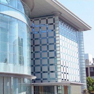 春日井市図書館では、土日祝日と夏休み期間に限り、一部の読書席(48席)と学習室を利用する方を対象に、開館前に抽選を行い、席札を配付しています。このアカウントでは、その週の混雑予想と当日の利用状況をお知らせします。学習室カレンダーや抽選方法について詳しくは図書館ホームページをご覧ください。※個別の返信などは行いません。