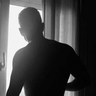 Stelt ongemakkelijke vragen, stopt kiezels in schoenen. Hoort nergens meer bij, oefent in uitgesteld oordeel.