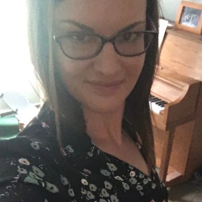 MelSparklz's profile picture. Mover of weights, shaker of booty, & lover of all that is sparkly.🥂💖✨