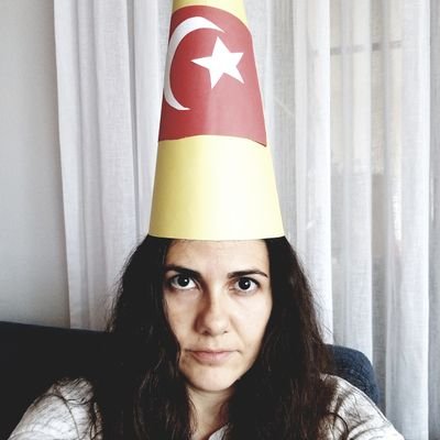 İhracatçıyım. Markalar tasarlarım. Et yemem. Liberalim. Şu yaşta hala bir din seçemedim. Anayım. 
For English press: @nilsyalcinkaya