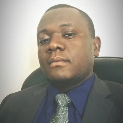 محامي ومستشار قانوني.