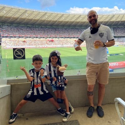 Mineiro, Atleticano, pai da princesa Giovanna, dos príncipes Theo e Gael, casado com a rainha Bella e apaixonado pela vida. 