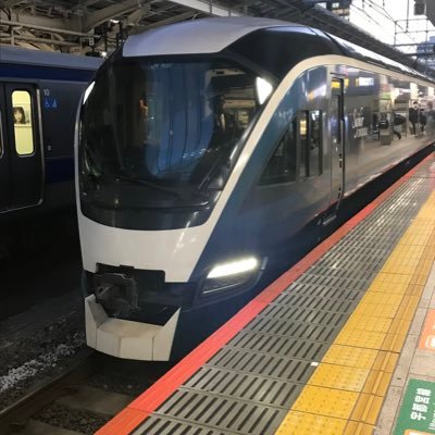 女の子のお洋服が好きな女装子です。鉄道も大好き､女の子になっての乗り鉄するのが至福の時です。昭和のカセットデッキがマイブーム｡よろしくね。JK制服、ちょこっと前のLIZLISA の花柄などのガーリーなお洋服が好き｡ よろしくね。