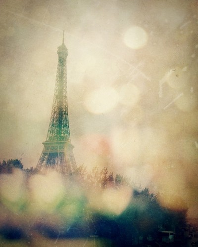 TheHouseOfRonde's profile picture. The daily life of an hysterical trilingual household of two teenagers and their mom in left bank Paris