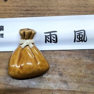 昭和29年創業。冬季限定塩おでんと豚なんこつ味噌煮。出汁は継足しで利尻昆布と鮪節と塩で決めるスッキリ出汁。味噌煮はご当地食材でコレも米味噌継足。夏季は宇納間備長炭を使った焼鳥物中心に・西洋料理等の節操のない料理お出しする飲み屋です。
営業時間月〜土18:00〜23:00
☏0986222398