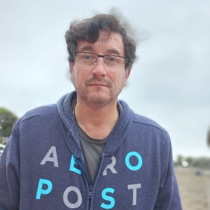 De Derecha , felizmente casado , padre de dos princesas y un príncipe amante de mi Chile , con trabajo duro he logrado todo lo que tengo