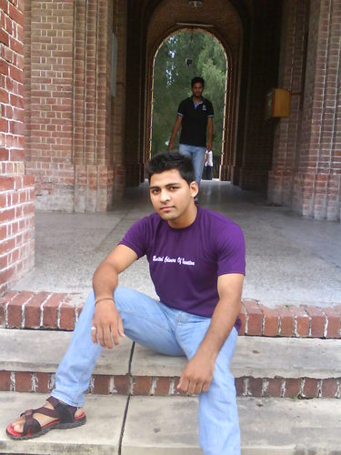i m simple cute swt guy...wit extraordinary thougths........n...lov to hangout wit frndzzzz...