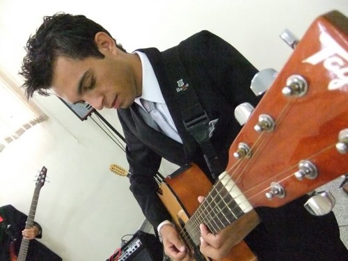 Michel Santos ,19 anos ,Evangélico , toco guitarra ,Violão e arisco no Contra-baixo , guitarrista da Banda Quebrantado , Deus Abençoei a Todos Amém !