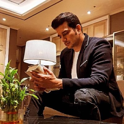 varun_saggi's profile picture. 