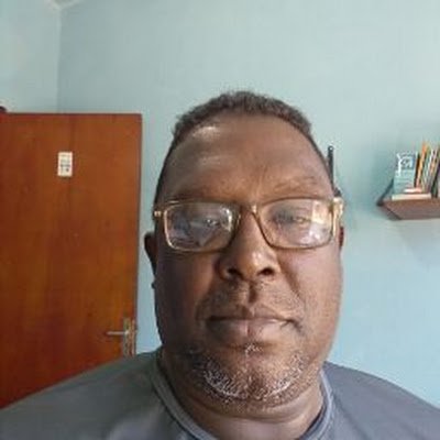 Contador, proprietário de escritório de contabilidade. Formado em direito. Ame a todos, considere poucos, não faça mal a ninguém.