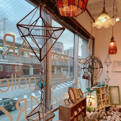 ARCA(アルカ)は、全国クリエイターの製作するオリジナル作品やブライスドールなどを扱う雑貨店です。神戸JR元町駅北側の線路沿い、赤と黒の屋根のお店が入ったビルの2階にあります。店内では備付スリッパを使ってください。月1～2回、お店独自の企画展や、作家個展を開催しています。貸ギャラリーではありません。