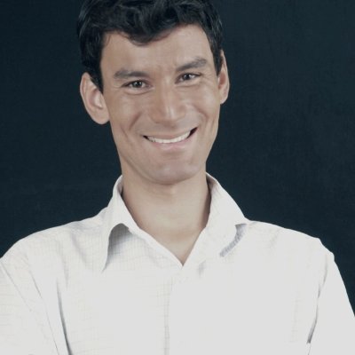 Twitteiro - Nerd - Geek - Geração Y - Ator - Formador de Opinião - Karatéca - Piadista.