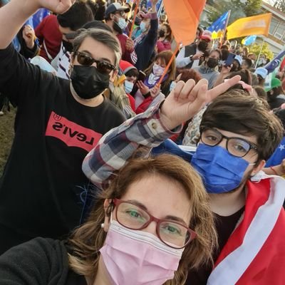 Sobreviviendo en el fin del mundo! Escribo con la derecha 🤦♀️🤷♀️ Pero mi corazón ❤ siempre en la izquierda!😁👍 #boricpresidente #YoApruebo #ACAB