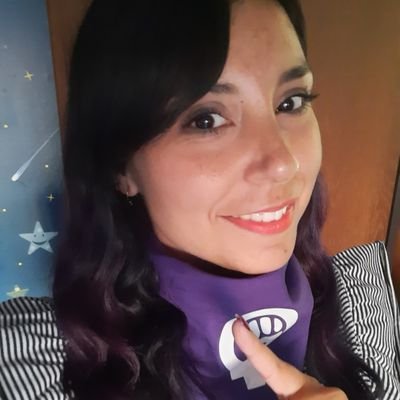 Izquierdista, educadora de párvulos, fanática de la U, muy perseverante y por sobretodo feliz!!! ahhh y amo la historia (deuda pendiente)