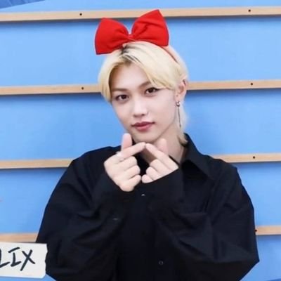 pacesnu's profile picture. eu e o Felix fazendo brownie                           she/her   
           conta atual (@LeeMilho_)