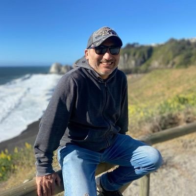 Weón feliz que disfruta la vida y sus placeres, amante de su gente, la música y la comida. En busca del balance total...