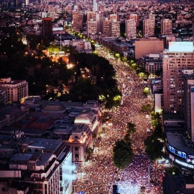 Aunque los pasos toquen
mil años este sitio, 
no borrarán la sangre 
de los que aquí cayeron....