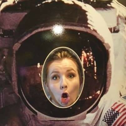 Louise_Beuvink's profile picture. Un-ironically love cricket.