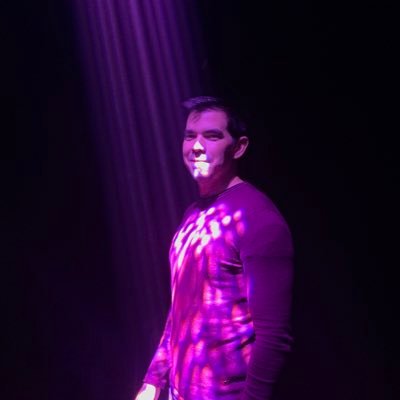 •Ingeniero que toma café mientras escucha Eurovisión•