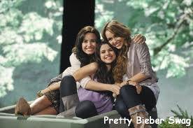 Demi Lovato, Miley Cyrus, e Selena Gomez..um vício em my life...eu as amo, e ñ a nada no mundo q me fassa mudar de opinião se tbm é fãn acesse o blog e nos siga