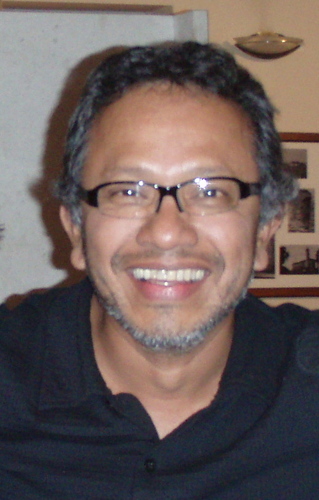 Prof. universitario; DEC y DEA en Ciencias Políticas y Relaciones Internacionales,  UCLouvain, Bélgica; Ing. en Gestión Empresarial Internacional, UCSG, Ecuador