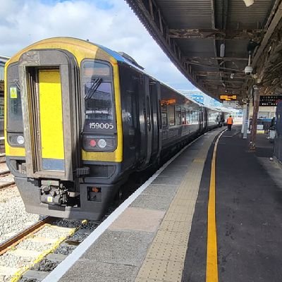 Hey I'm Neil a Guard for @SW_Help. All views are my own and don't necessarily reflect those of South Western Railway. DM'S are open. Will add loads of pictures.