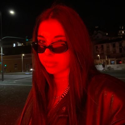 joanach_'s profile picture. não uso sutiã, não preciso de nada q me sustente.