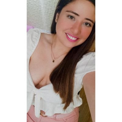 La vida es corta..sonriele a quien llora, ignora a quien te critica y se feliz con quien te importa💞