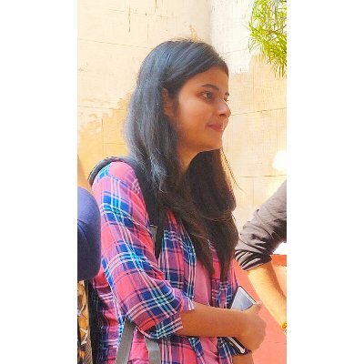 संसार की वास्तविकता को अपनी कल्पनाओं के समीप पहुंचाने में प्रयासरत एक आम लड़की 🇮🇳
विधि छात्रा , इविवि