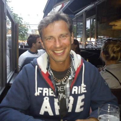 Livsnjutare, gillar hav och vågor. Svensk natur är underbar. Öppensinnad för det mesta. Två vuxna barn, singel.