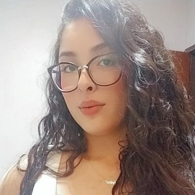 21 anos cansada-
Amo cantar-
Sumo e apareço-
