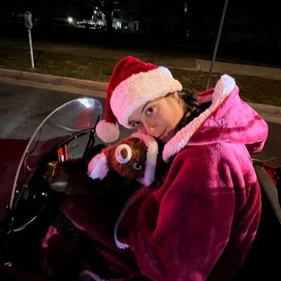 ShitSavvvvSays's profile picture. This is literally all shit that my girlfriend Savannah randomly says to me when she’s feeling quirky