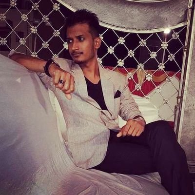 Sabhi ka khoon shaamil yahan ki mitti mE,
kisi ke baaP ka HindOstan thodi hai....
Student Of Life, Animal & Bird Lover All Tweets Are My Own