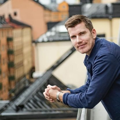 Frilansande journalist, numera boende i Schweiz.