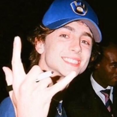 yusatupyo's profile picture. 별 거 없이 유사투표만 올리는 인간