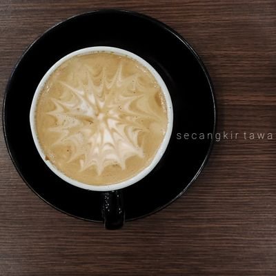 secangkirtawa yang berisi keluh kesah di dasarnya. terlalu banyak pitaieun di dunia ini, jadi sabarlah.
