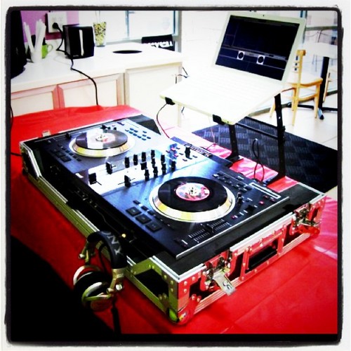 DJ group coming out of Las Vegas, NV consisting of DJ HeartBeat, DJ Fl@r3 and DJ/MC 2XL. PLEASE SUPPORT AND FOLLOW US:)