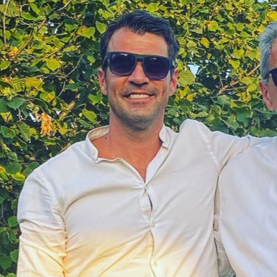 PetarRakovic1's profile picture. Kiša pada, pun je bircuz ljudi, samo Pera pred bircuzom plače. Ja ne mogu, brate, kako drugi ‘oće, kad ja neću, brate, ni kako ja ‘oću..